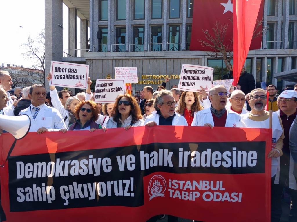 Hekimler ve Sağlık Emekçileri Beyaz Önlükleriyle Saraçhane’ye Yürüdü